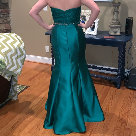 Emerald Green prom dress - Picture 2 of 2
